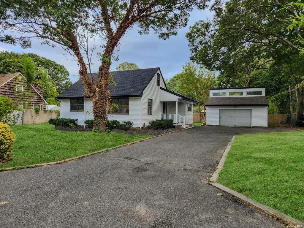 16 Coventry Avenue Mastic NY 11950