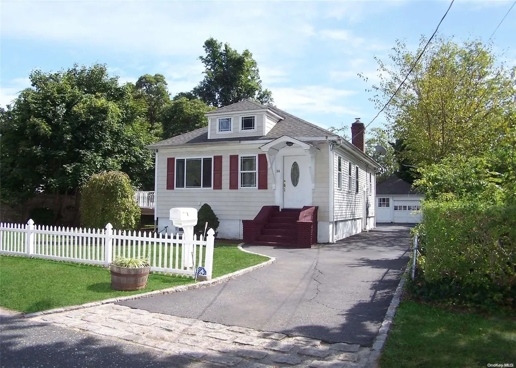 14 W Pine Street Islip NY 11751