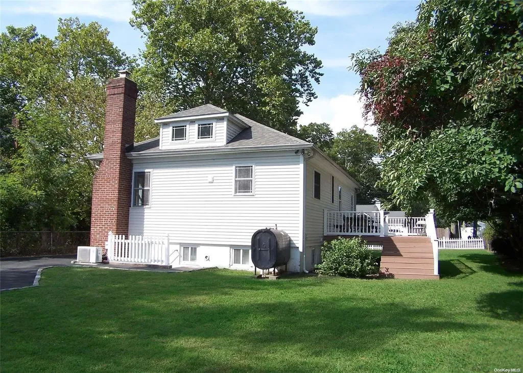 14 W Pine Street Islip NY 11751