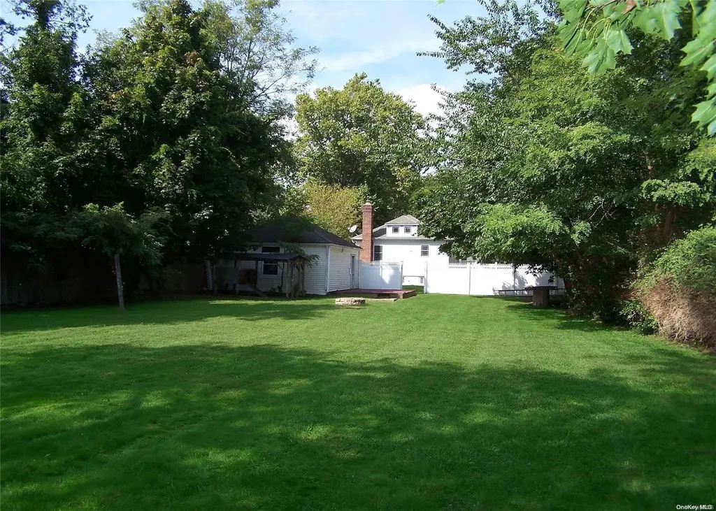 14 W Pine Street Islip NY 11751