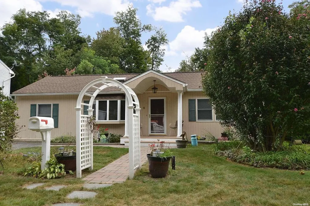 6 Shorehaven Boulevard Ronkonkoma NY 11779