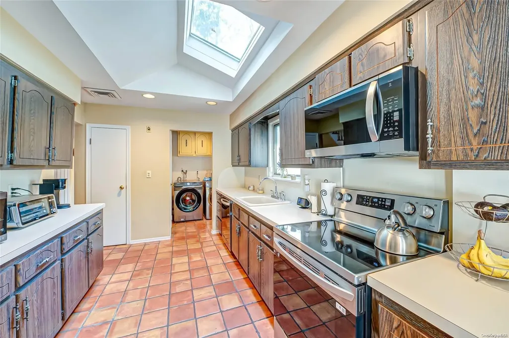 28 Winslow Lane Smithtown NY 11787