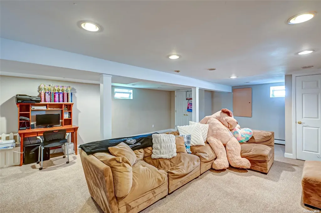 28 Winslow Lane Smithtown NY 11787