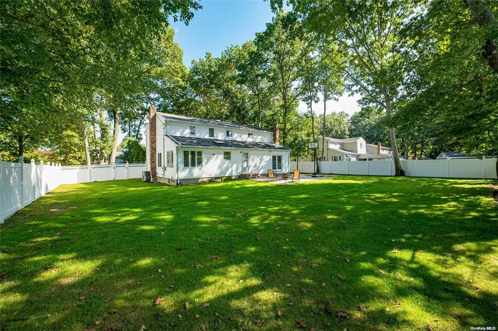 28 Winslow Lane Smithtown NY 11787