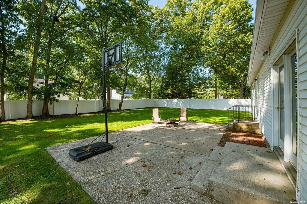 28 Winslow Lane Smithtown NY 11787