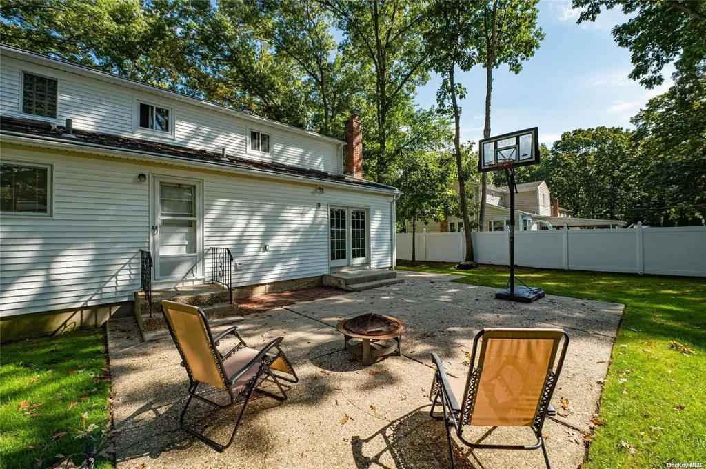 28 Winslow Lane Smithtown NY 11787