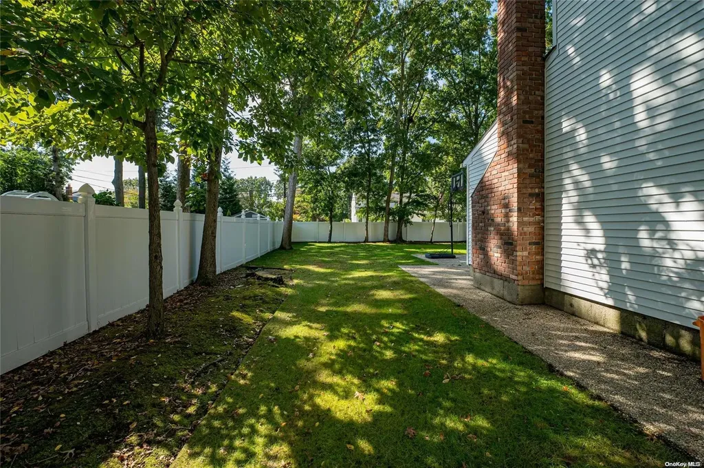 28 Winslow Lane Smithtown NY 11787