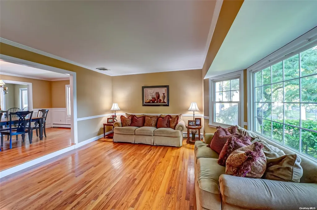 28 Winslow Lane Smithtown NY 11787