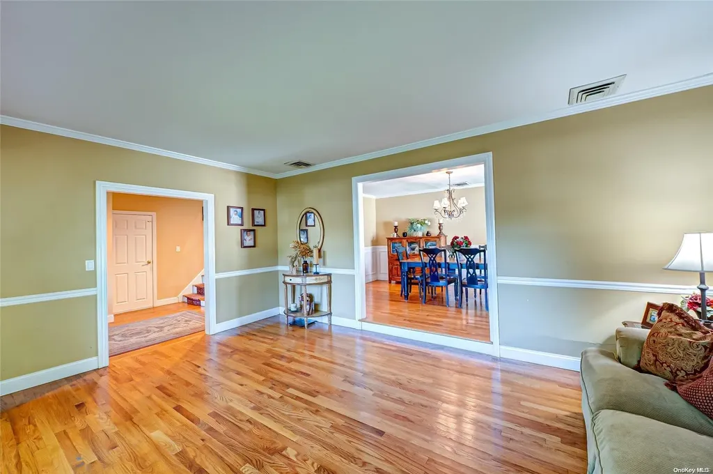 28 Winslow Lane Smithtown NY 11787