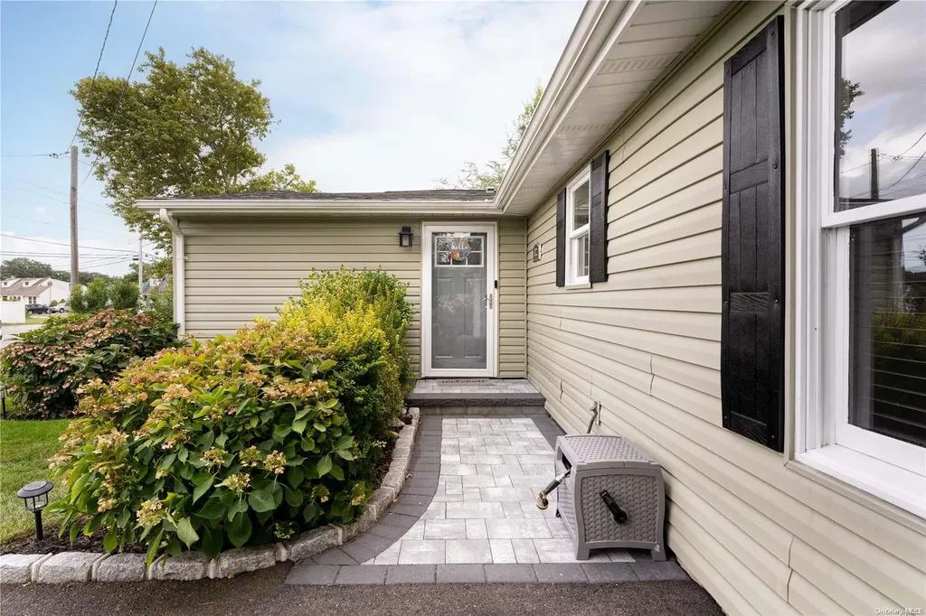 42 Knickerbocker Avenue Holbrook NY 11741