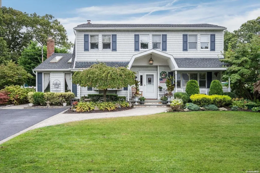 1089 Namdac Avenue Bay Shore NY 11706