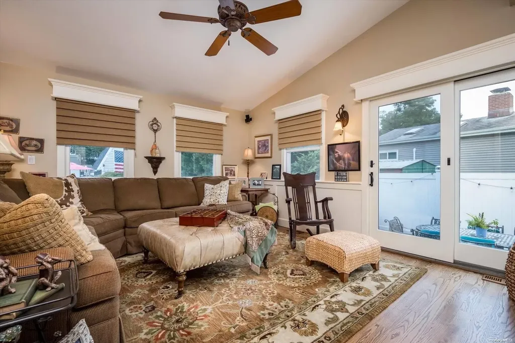 1089 Namdac Avenue Bay Shore NY 11706