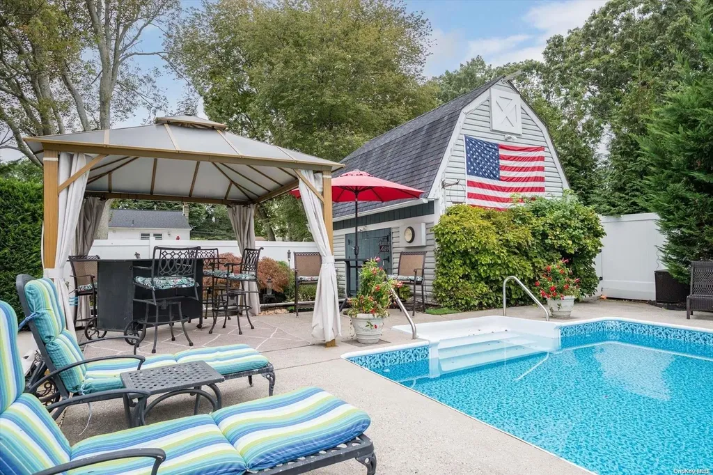 1089 Namdac Avenue Bay Shore NY 11706