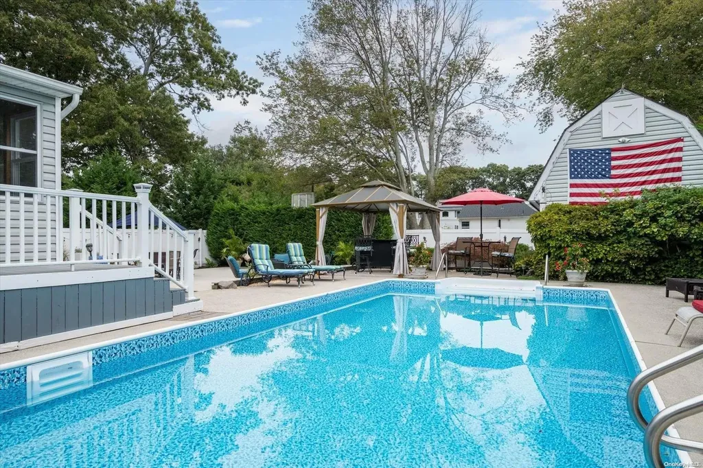 1089 Namdac Avenue Bay Shore NY 11706