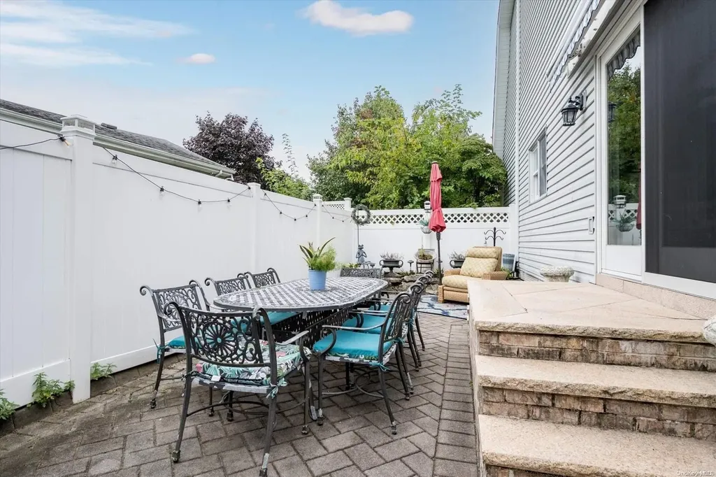 1089 Namdac Avenue Bay Shore NY 11706