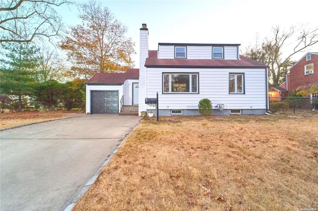 15 Greenway New Hyde Park NY 11040