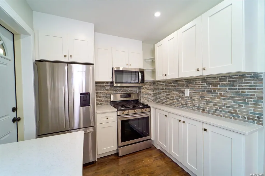 15 Greenway New Hyde Park NY 11040