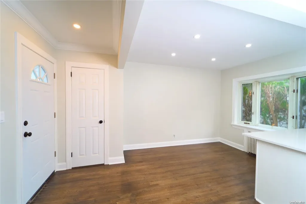 15 Greenway New Hyde Park NY 11040