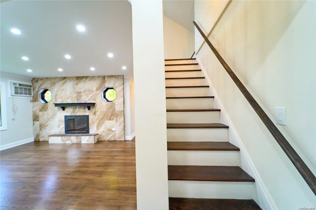 15 Greenway New Hyde Park NY 11040