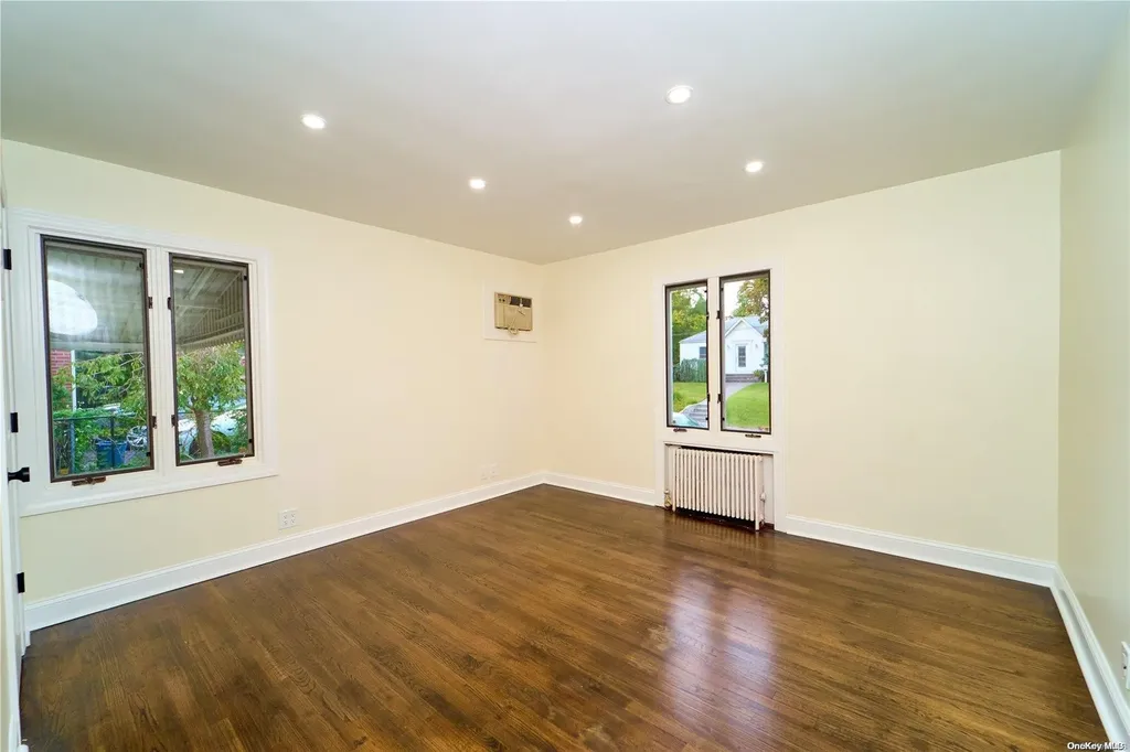 15 Greenway New Hyde Park NY 11040