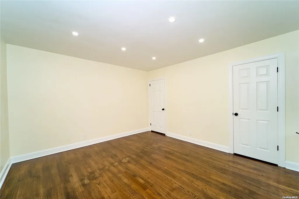 15 Greenway New Hyde Park NY 11040