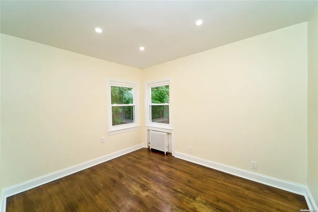 15 Greenway New Hyde Park NY 11040