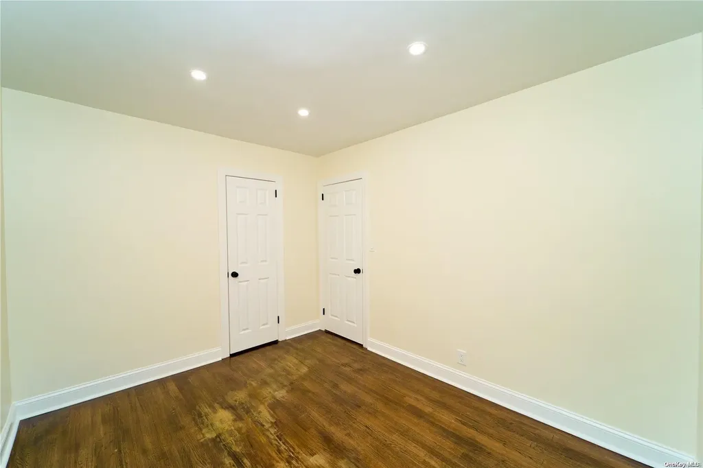 15 Greenway New Hyde Park NY 11040