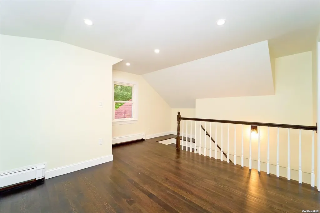 15 Greenway New Hyde Park NY 11040