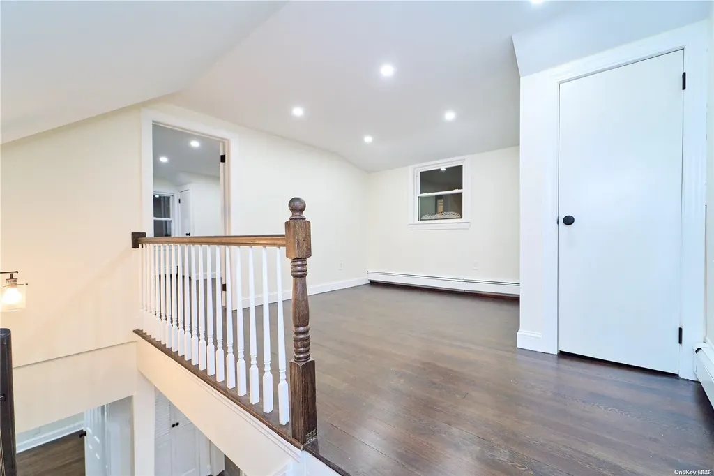 15 Greenway New Hyde Park NY 11040
