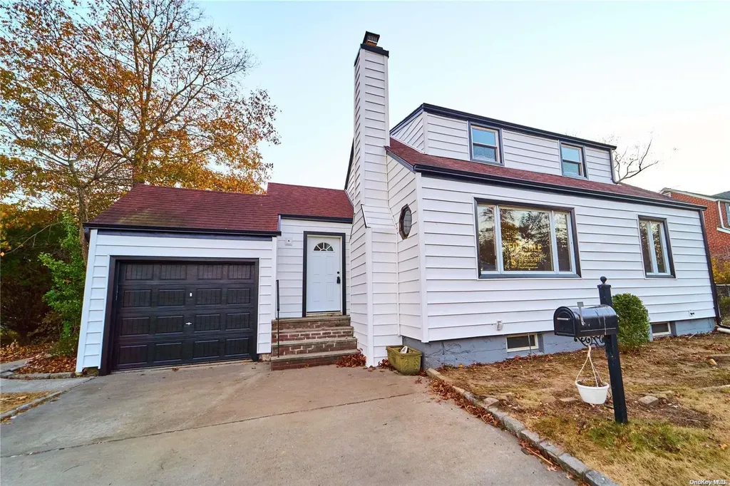 15 Greenway New Hyde Park NY 11040