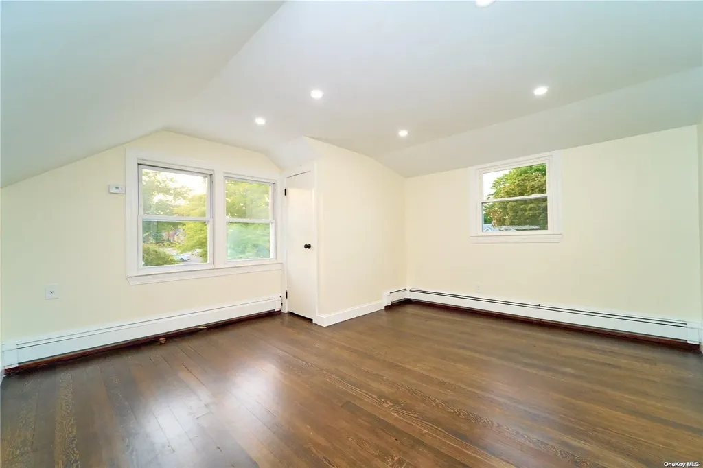 15 Greenway New Hyde Park NY 11040