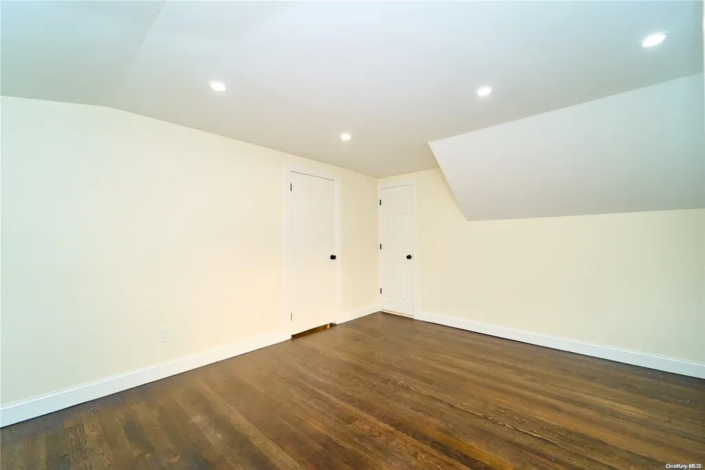 15 Greenway New Hyde Park NY 11040