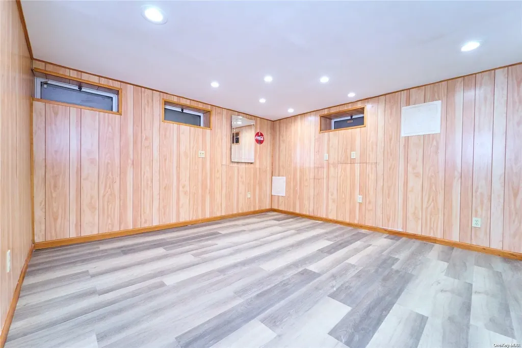 15 Greenway New Hyde Park NY 11040
