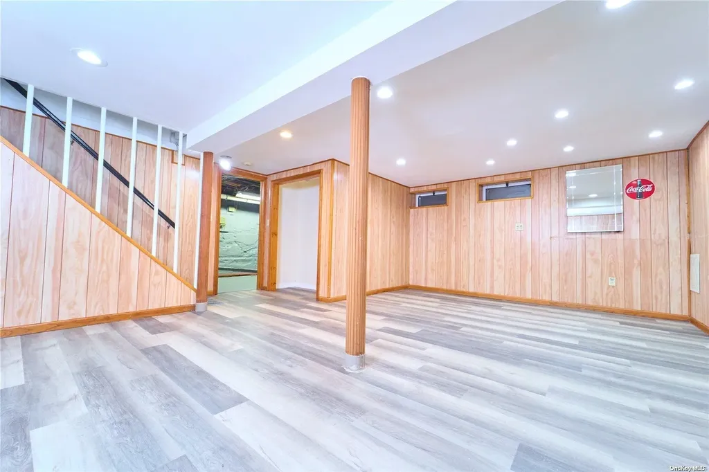 15 Greenway New Hyde Park NY 11040