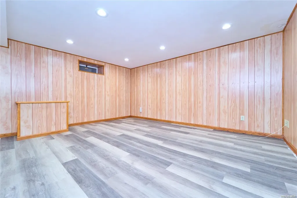 15 Greenway New Hyde Park NY 11040
