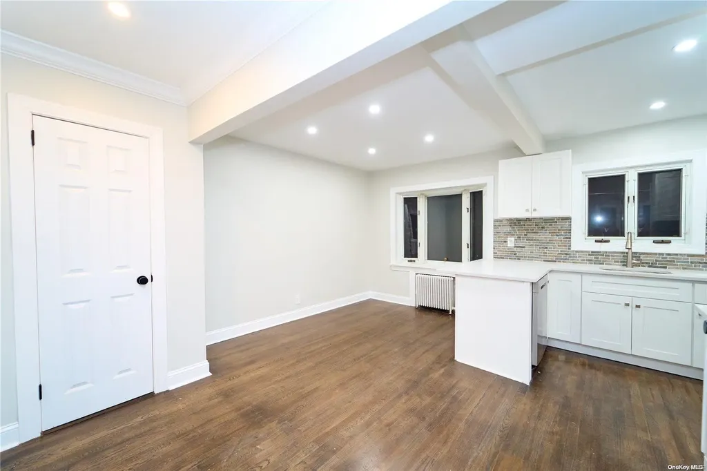 15 Greenway New Hyde Park NY 11040