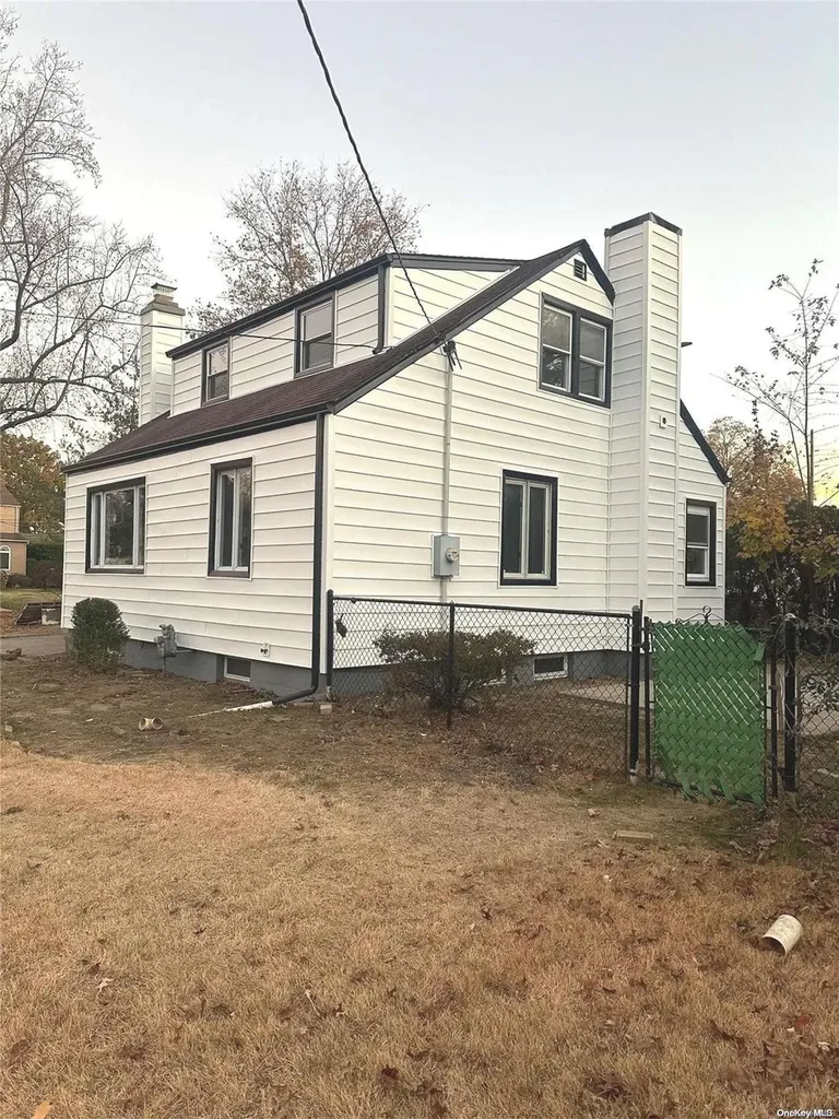 15 Greenway New Hyde Park NY 11040