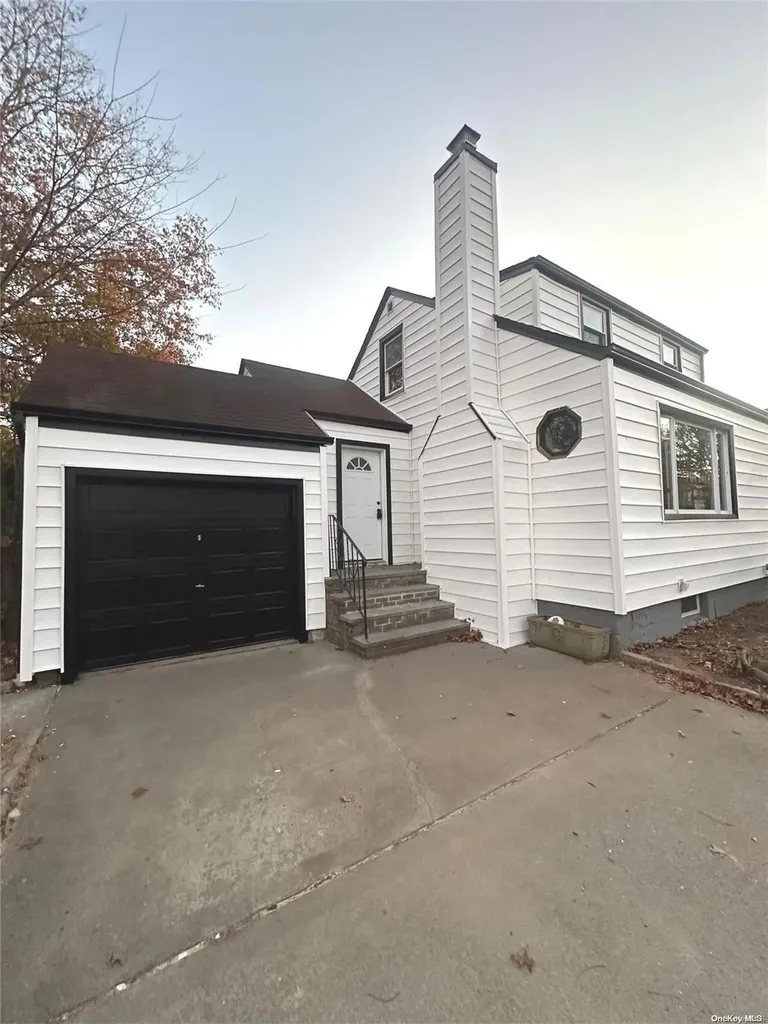 15 Greenway New Hyde Park NY 11040