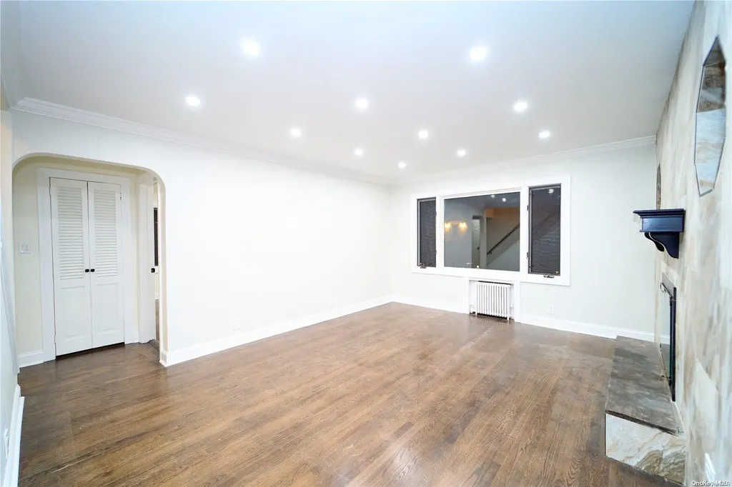 15 Greenway New Hyde Park NY 11040
