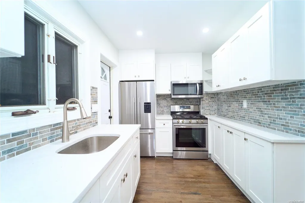 15 Greenway New Hyde Park NY 11040