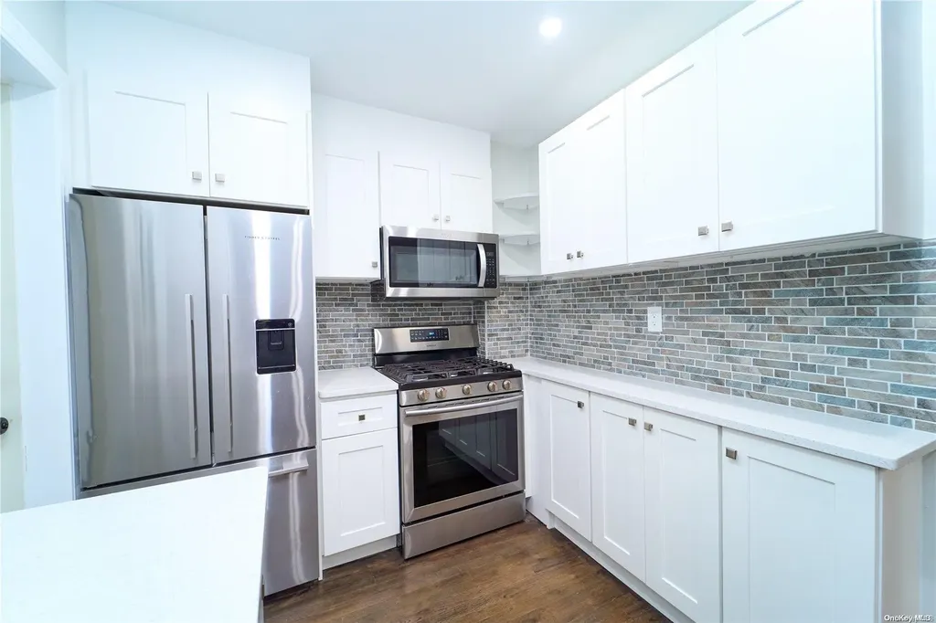 15 Greenway New Hyde Park NY 11040