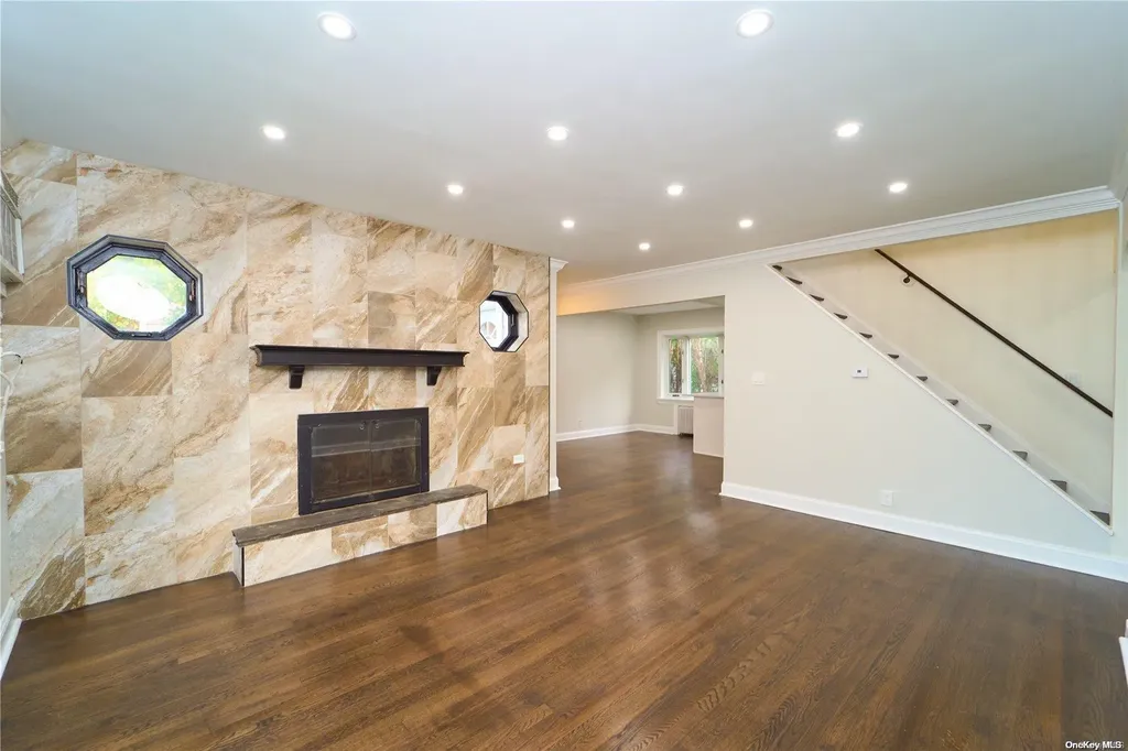 15 Greenway New Hyde Park NY 11040