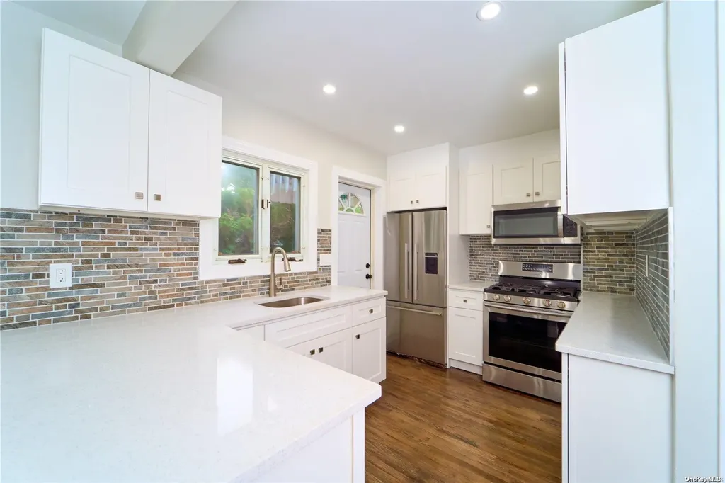 15 Greenway New Hyde Park NY 11040
