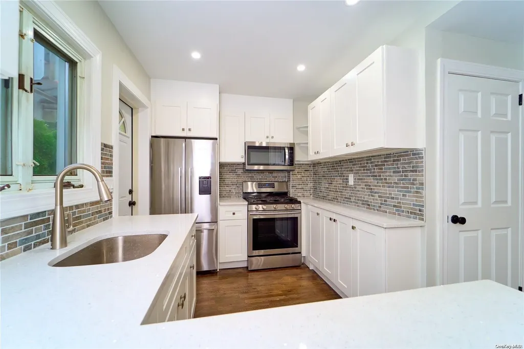 15 Greenway New Hyde Park NY 11040
