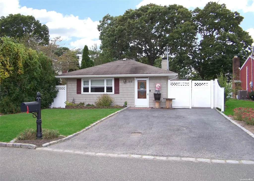 102 Abbott Avenue Mastic NY 11950