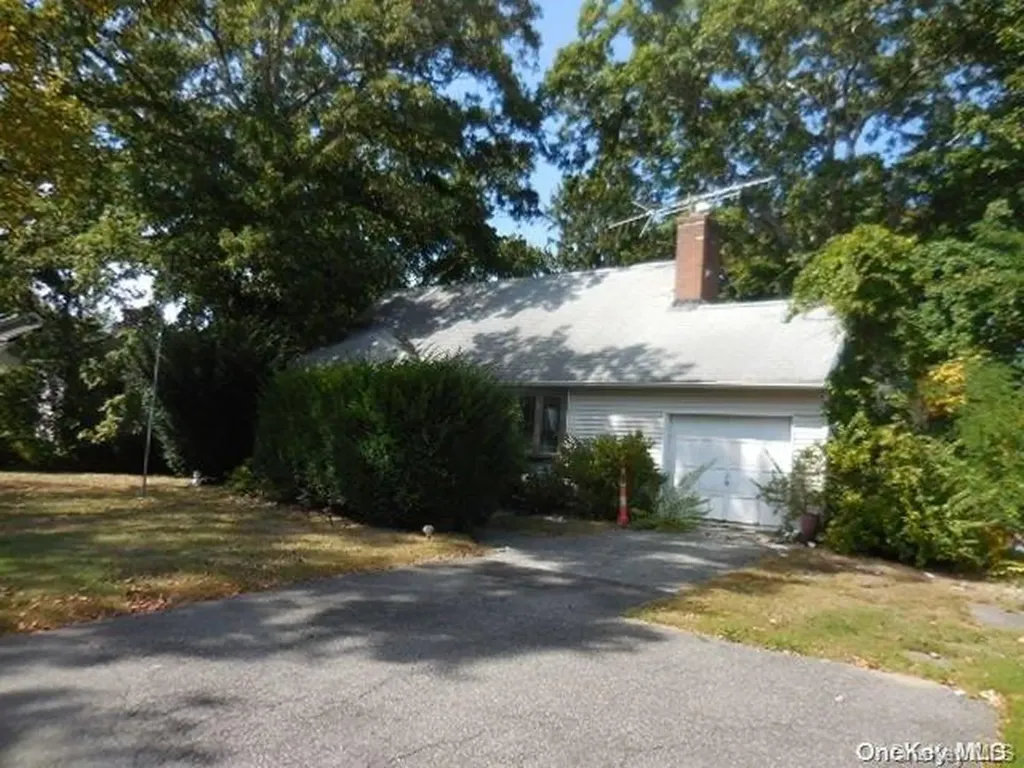 84 Hiawatha Drive Brightwaters NY 11718