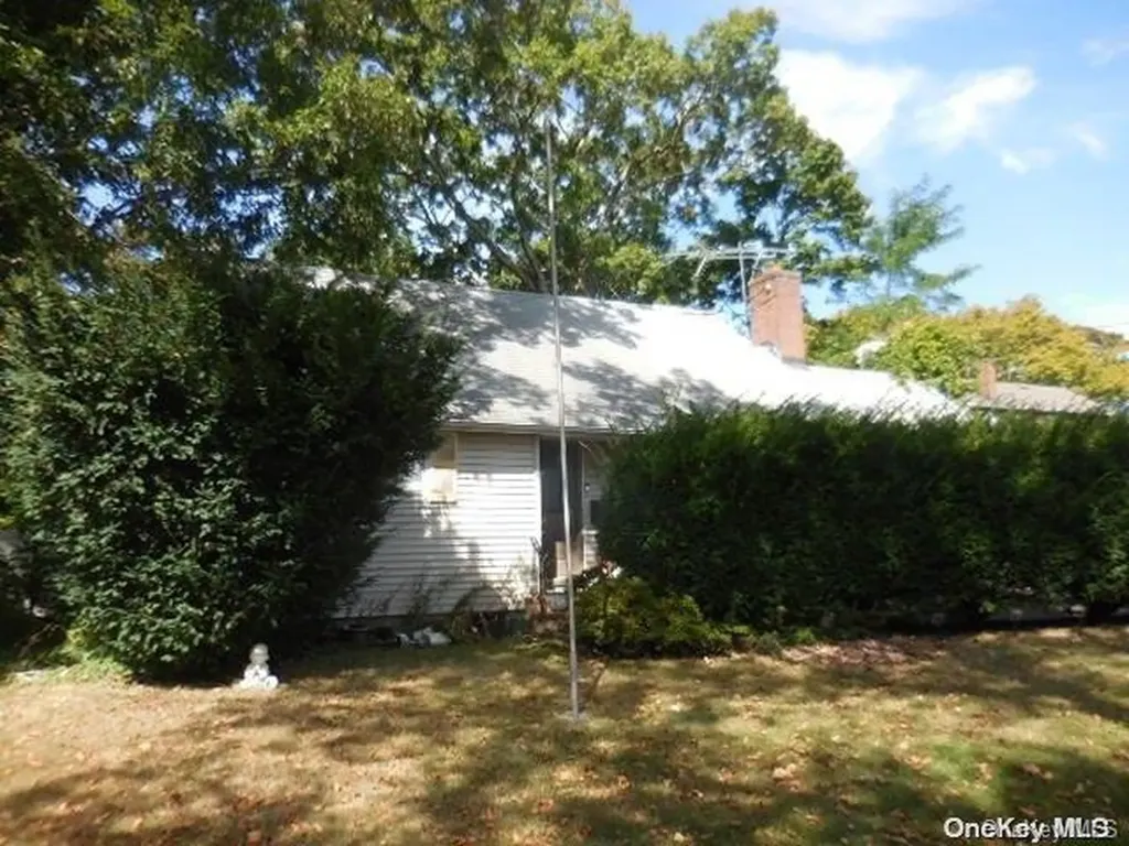 84 Hiawatha Drive Brightwaters NY 11718