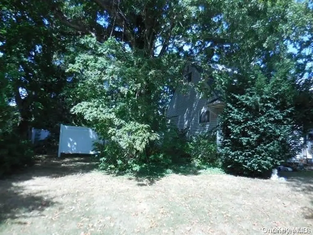 84 Hiawatha Drive Brightwaters NY 11718