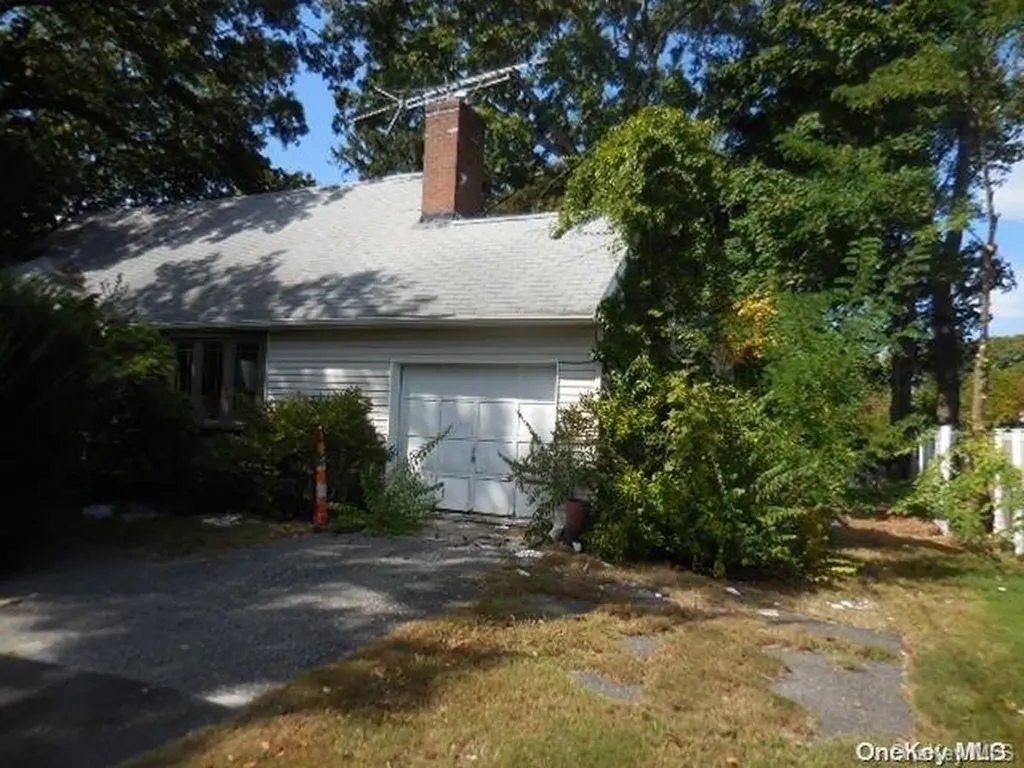 84 Hiawatha Drive Brightwaters NY 11718