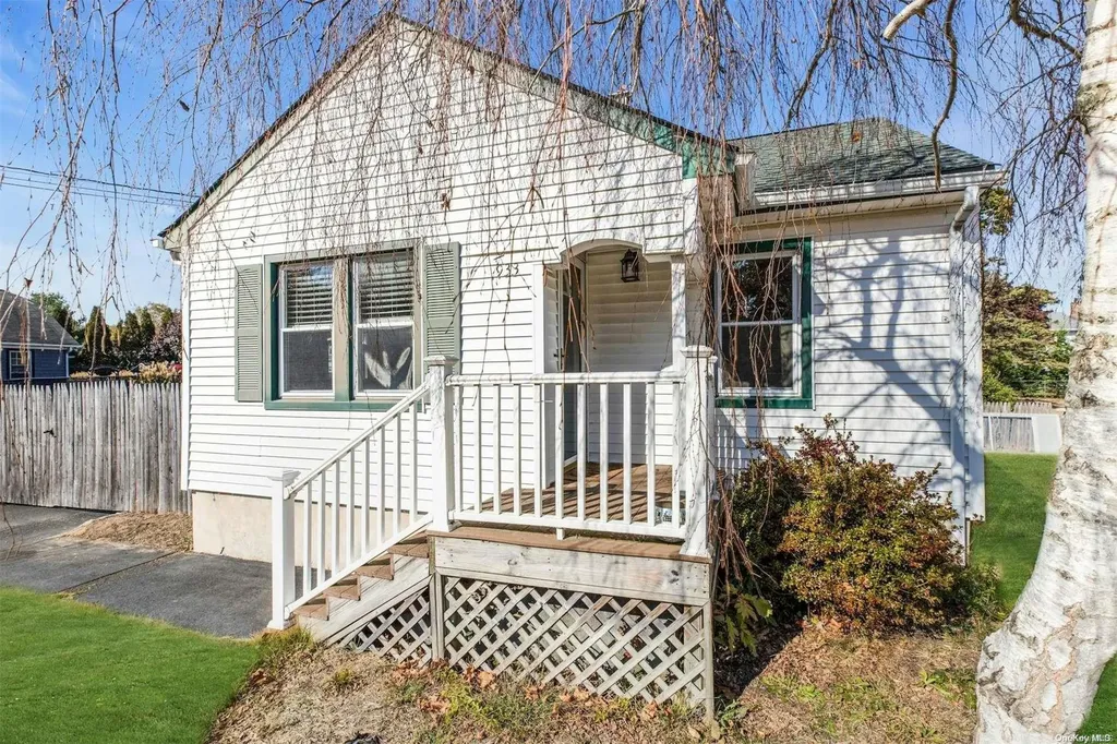 933 Maple Street Bohemia NY 11716
